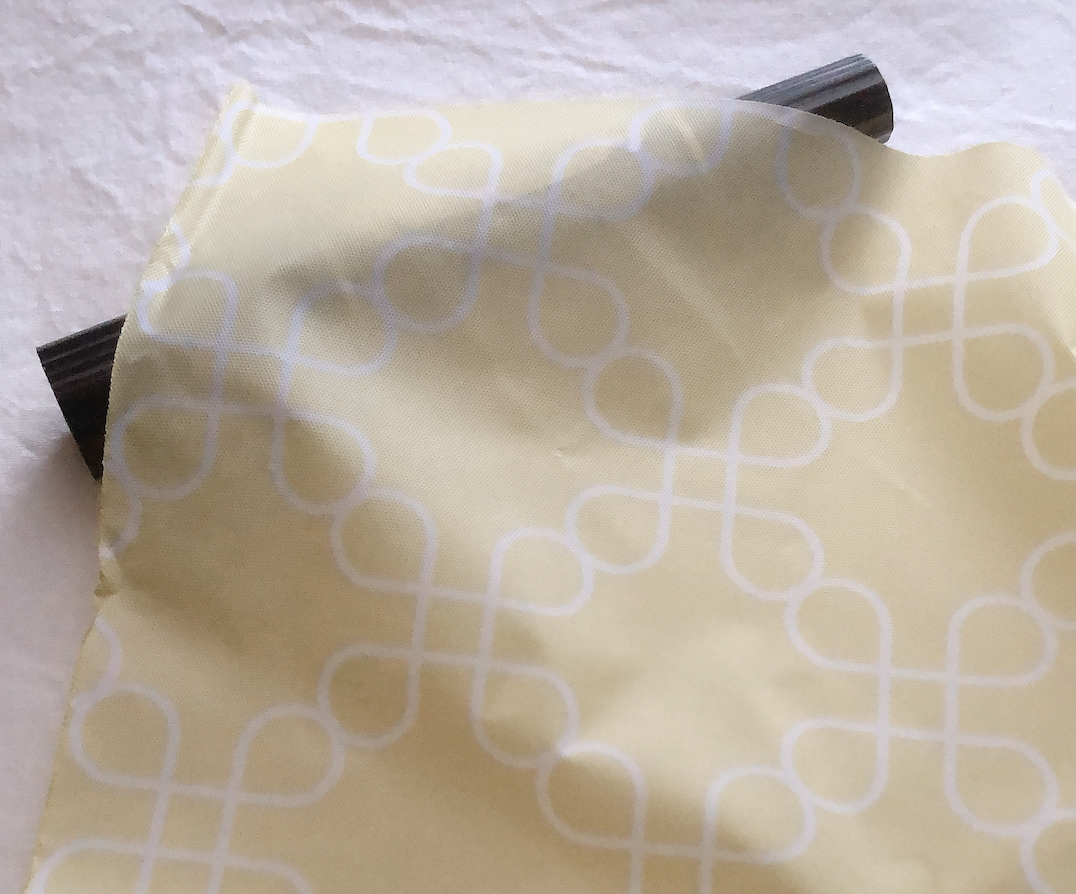 100均ダイソーで買った黄色いテーブルクロス（幾何学）