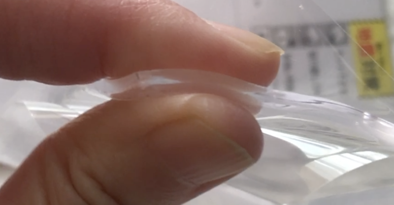 100均ダイソーで購入した耐震マット（クリア、4枚入り）